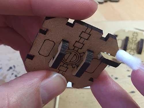 Reinigen des überschüssigen Klebers